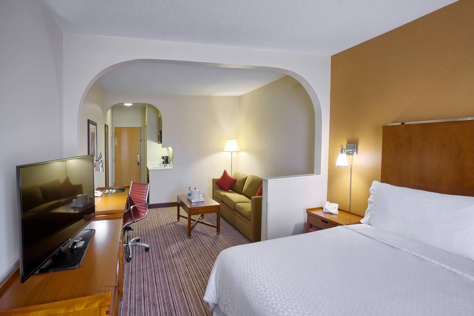 Four Points By Sheraton Charlotte/Пайнвил Екстериор снимка