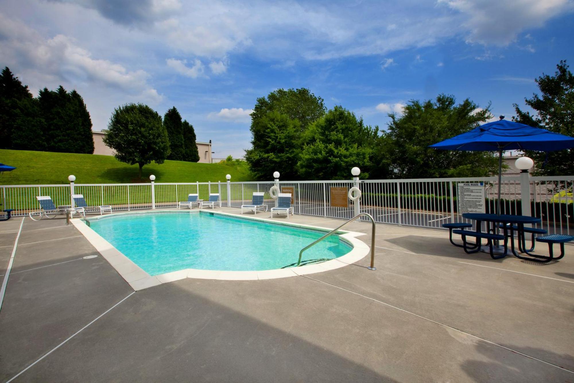 Four Points By Sheraton Charlotte/Пайнвил Екстериор снимка